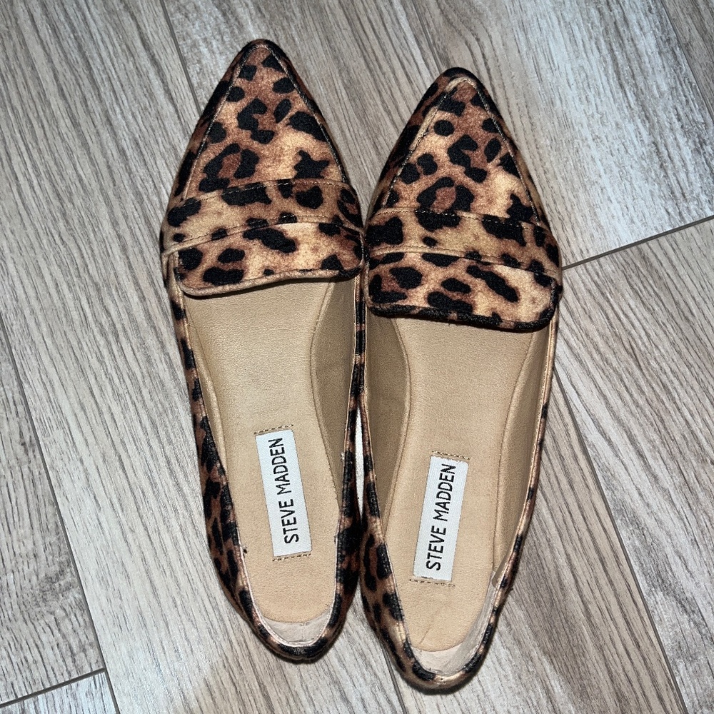 Pointed toes Cheetah print flats